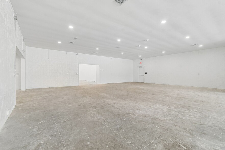 More Photos Of 1956 Kingsley Ave, Orange Park General Retail For Sale