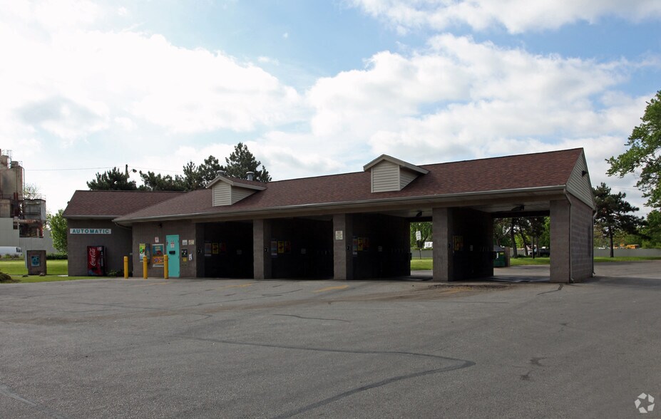 Primary Photo Of 913 Western Ave, Toledo Carwash For Sale