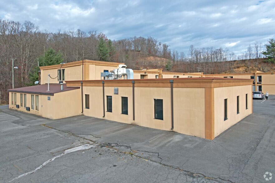 More Photos Of 127 Ontario Dr, Mount Hope Hotel For Sale