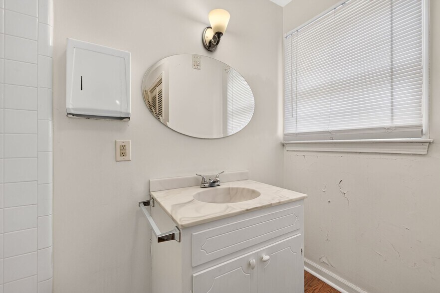 More Photos Of 117 E Salisbury St, Pittsboro Office For Sale