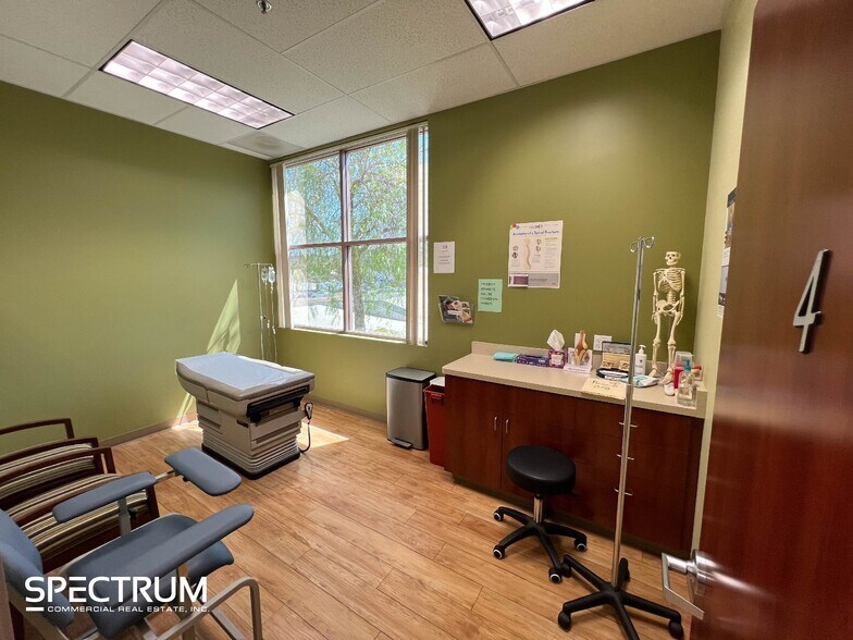 More Photos Of 21060 Centre Pointe Pky, Santa Clarita Medical For Sale