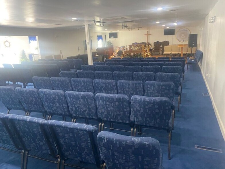 More Photos Of 109 Fontaine Dr, Ridgeway Funeral Home For Sale