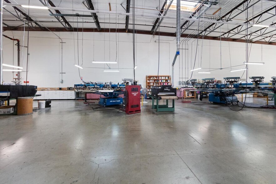 More Photos Of 661 Cochran St, Simi Valley Manufacturing For Sale