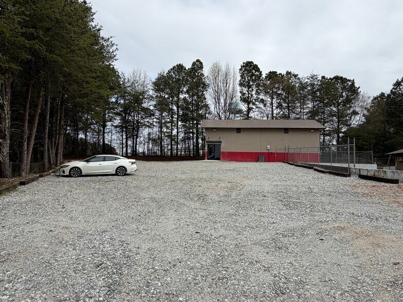 More Photos Of 727 Airport Rd, Cornelia Flex For Sale