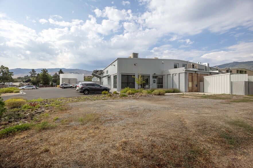 More Photos Of 2 Eric Cir, Verdi Warehouse For Sale