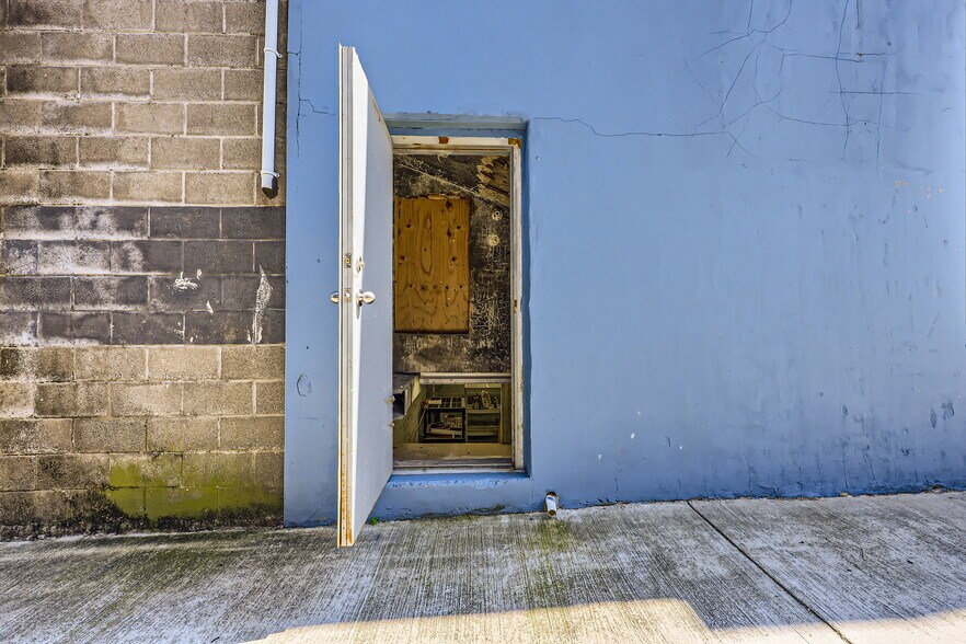 More Photos Of 2224 E Fayette St, Baltimore Warehouse For Lease