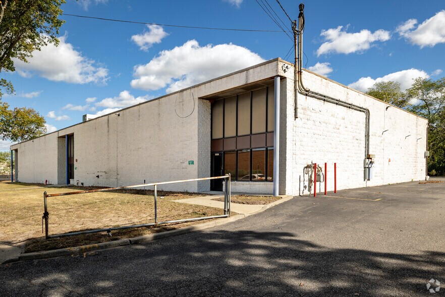 Primary Photo Of 1993-1997 Pond Rd, Ronkonkoma Warehouse For Lease