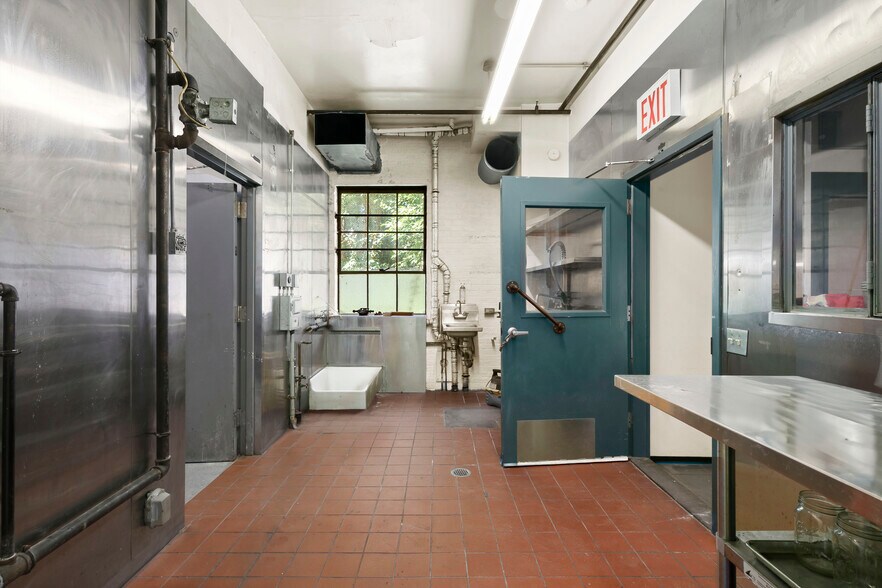 More Photos Of 372 Lafayette Ave, Brooklyn General Retail For Lease