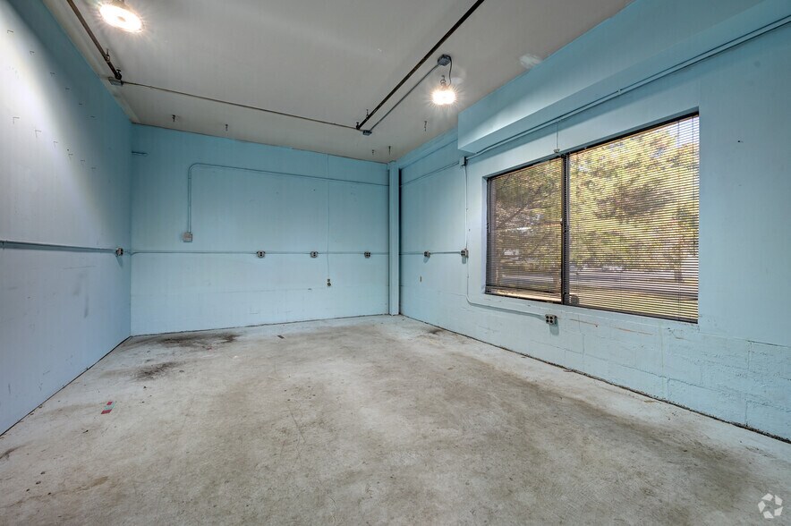 More Photos Of 190 Veterans Dr, Northvale Distribution For Lease