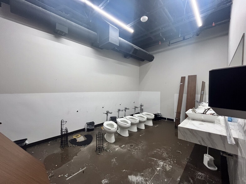 More Photos Of 5316 Washington Ave, Houston Bar For Lease