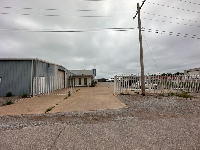 More Photos Of 1301 S 3rd St, Chickasha Distribution For Lease