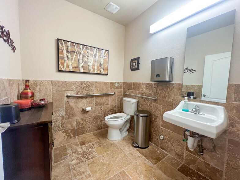 More Photos Of 1464 E Whitestone Blvd, Cedar Park Loft Creative Space For Lease