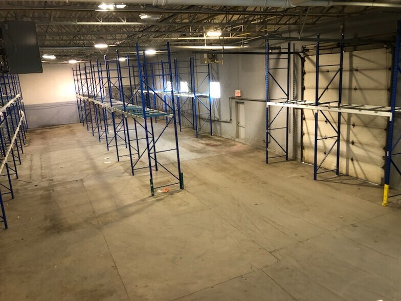 More Photos Of 6817 Pl Pascal-Gagnon, Montréal Warehouse For Lease