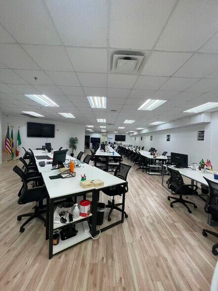 More Photos Of 7075 Kingspointe Pky, Orlando Showroom For Sale