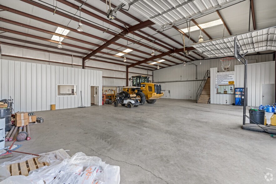 More Photos Of 7910 Interstate 20, Midland Service For Lease
