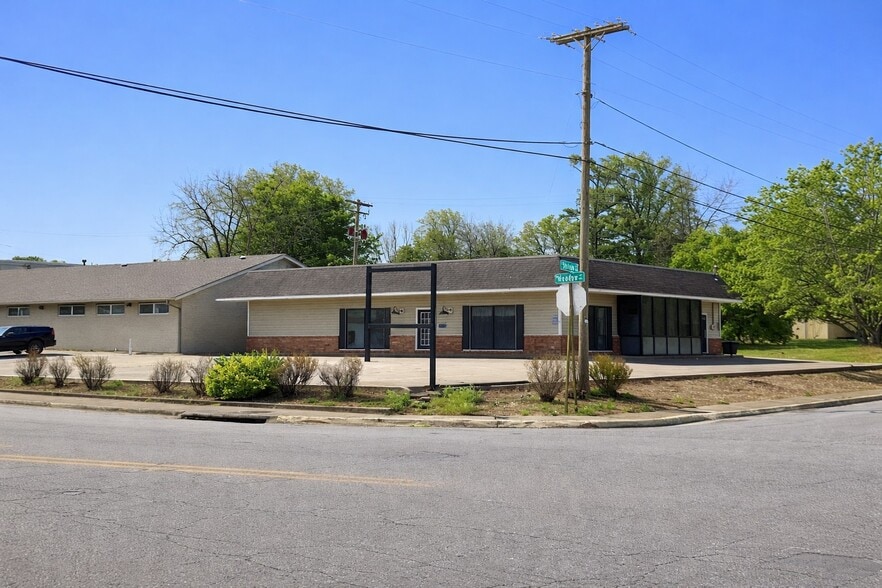 More Photos Of 313 W Meadow Ave, Springdale Storefront Retail Office For Lease