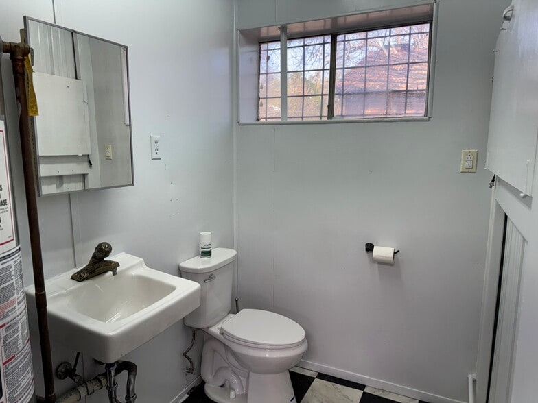 More Photos Of 429 N Jefferson St, Lancaster Warehouse For Sale