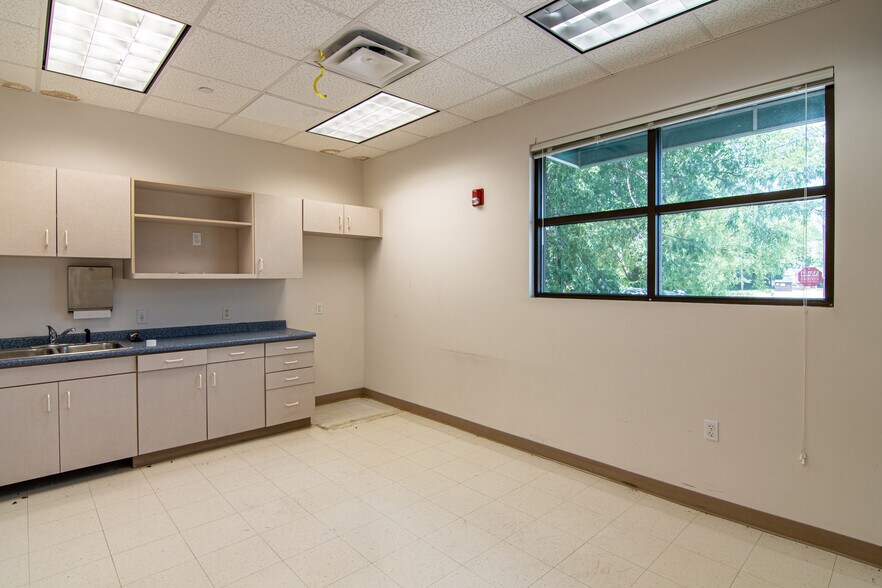More Photos Of 201 W 5th St, Bonham Medical For Lease