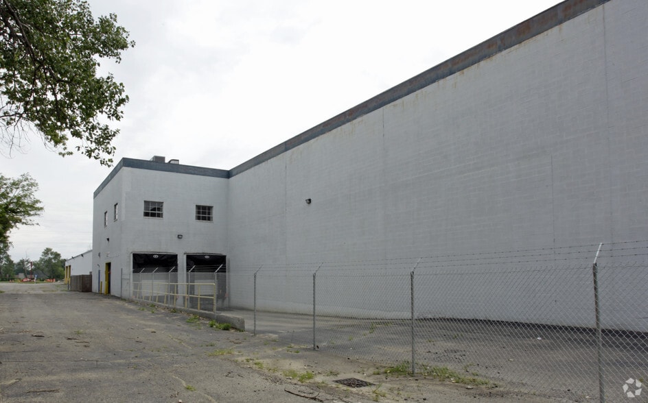 More Photos Of 23840 W 8 Mile Rd, Southfield Manufacturing For Sale