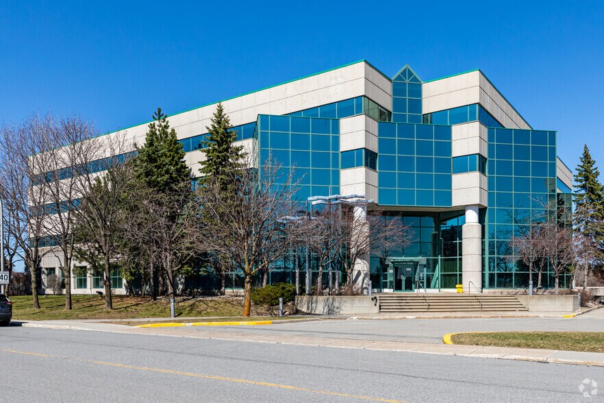 More Photos Of 555 Boul Dr-Frederik-Philips, Montréal Office For Lease