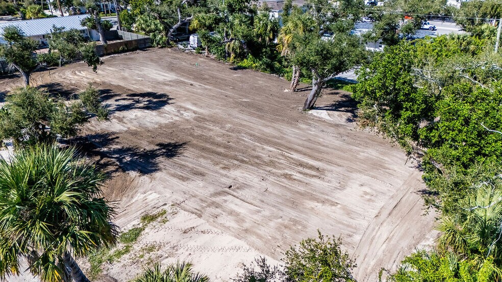 More Photos Of 641 Azalea Ln, Vero Beach Apartments For Sale