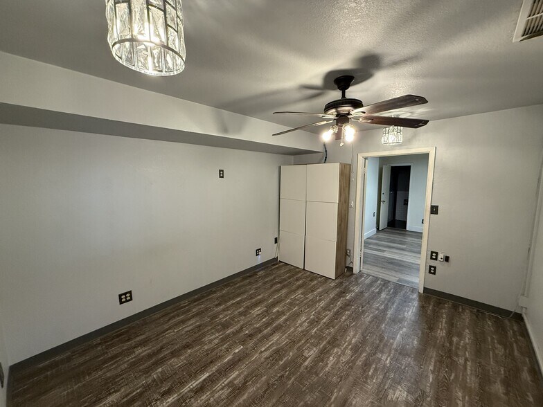 More Photos Of 807 Mcphaul St, Austin Warehouse For Sale