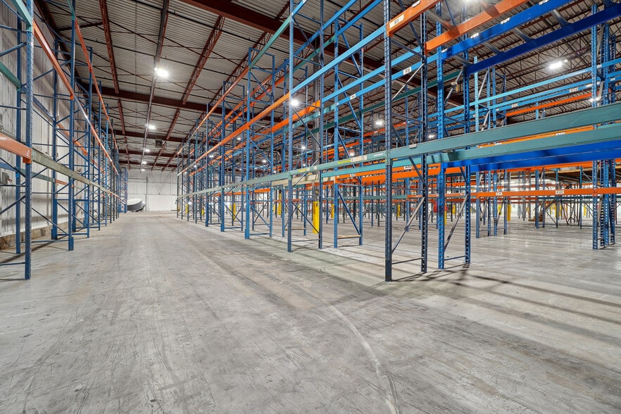 More Photos Of 2345 Rue Lapierre, Montréal Warehouse For Lease