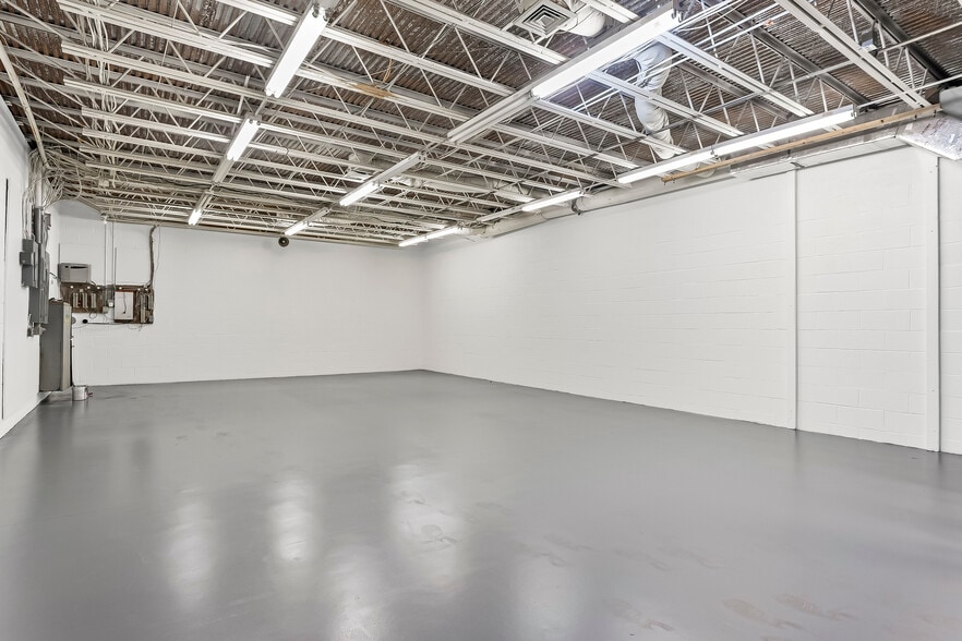More Photos Of 935 Chestnut St, Gap Showroom For Sale