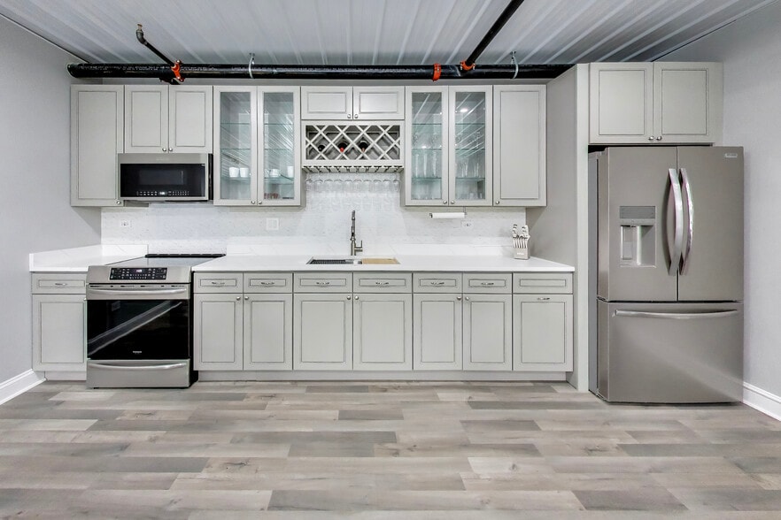 More Photos Of 2244 Ferry Rd, Naperville Flex For Sale