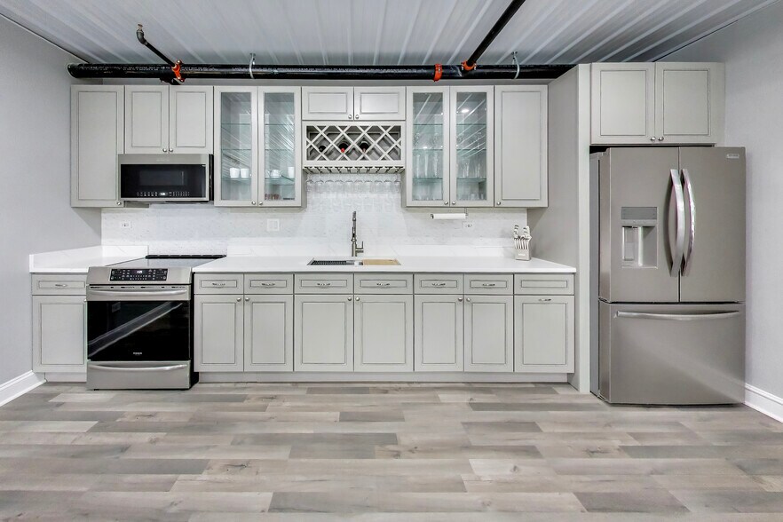 More Photos Of 2244 Ferry Rd, Naperville Flex For Sale
