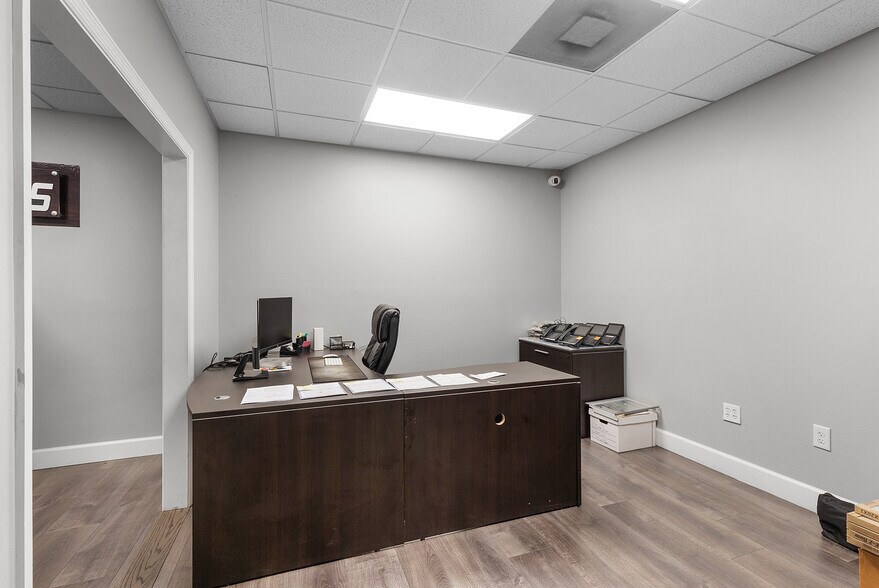 More Photos Of 5600 Zip Dr, Fort Myers Warehouse For Sale