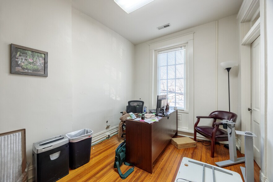 More Photos Of 1431 W Main St, Richmond Office For Lease