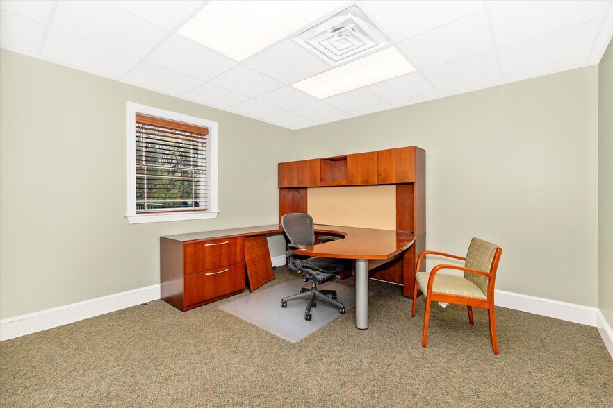 More Photos Of 925 N East St, Frederick Bank For Lease