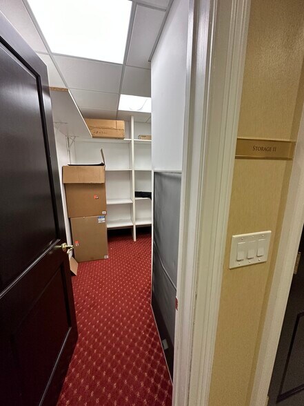 More Photos Of 25 Nassau Ln, Island Park Office For Lease