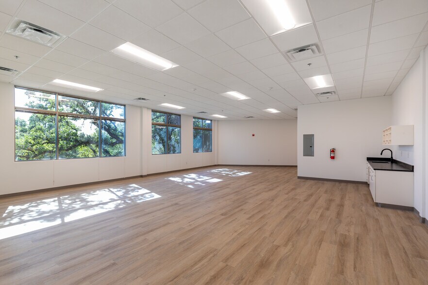 More Photos Of 1580 S Main St, Boerne Office For Sale