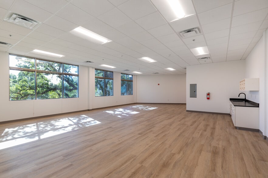 More Photos Of 1580 S Main St, Boerne Office For Lease