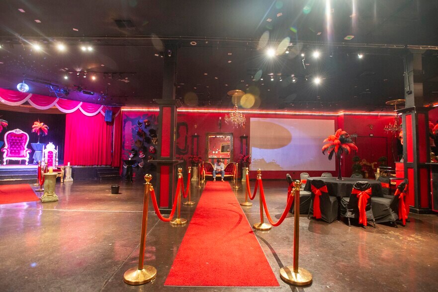 More Photos Of 2824 Main St, Dallas Bar For Lease