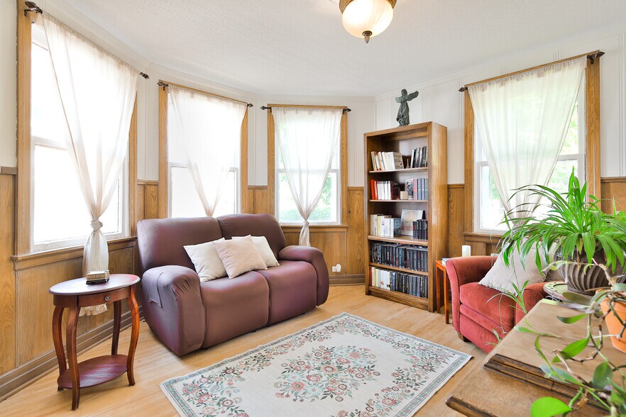 More Photos Of 2130 Av Bourgogne, Chambly Office For Sale