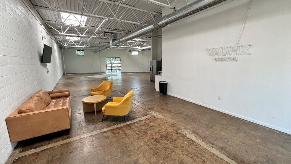 More Photos Of 2285 & 2289 Vantage St, Dallas Light Manufacturing For Lease