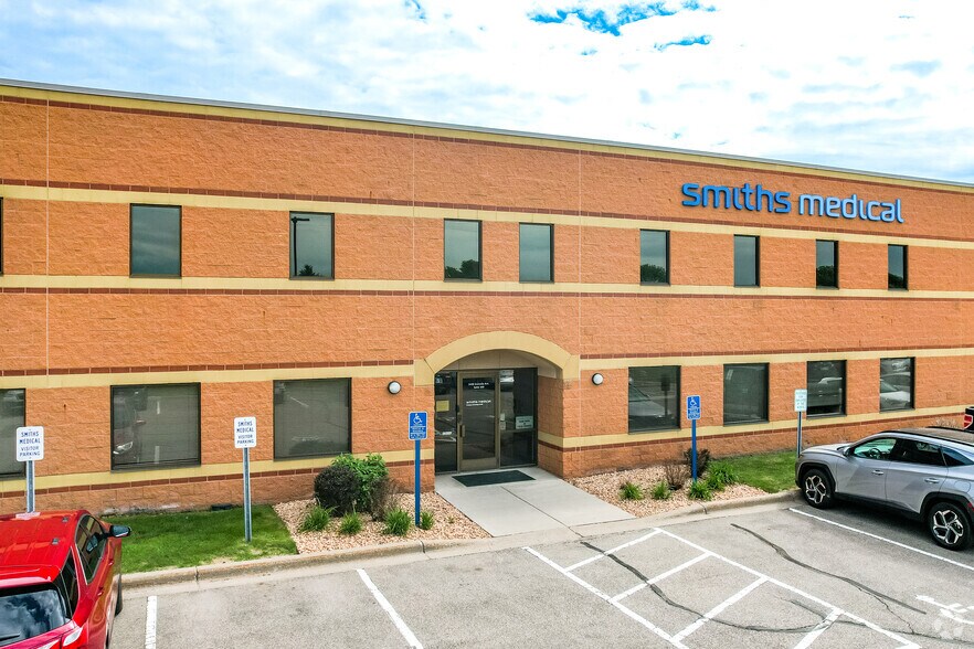 More Photos Of 3400 N Granada Ave, Oakdale Flex For Lease