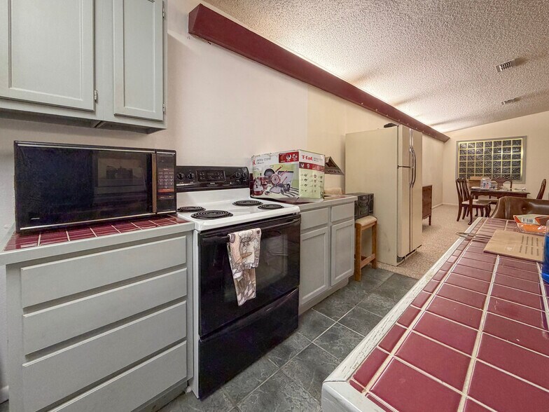 More Photos Of 1200 N Louise St, Atlanta Office For Sale