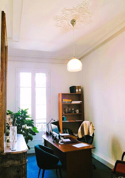 More Photos Of 90 Rue D'Amsterdam, Paris Office For Sale