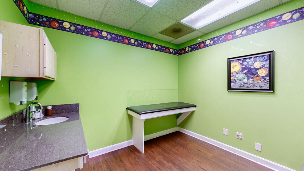 More Photos Of 1701 Spring St, Jeffersonville Medical For Sale