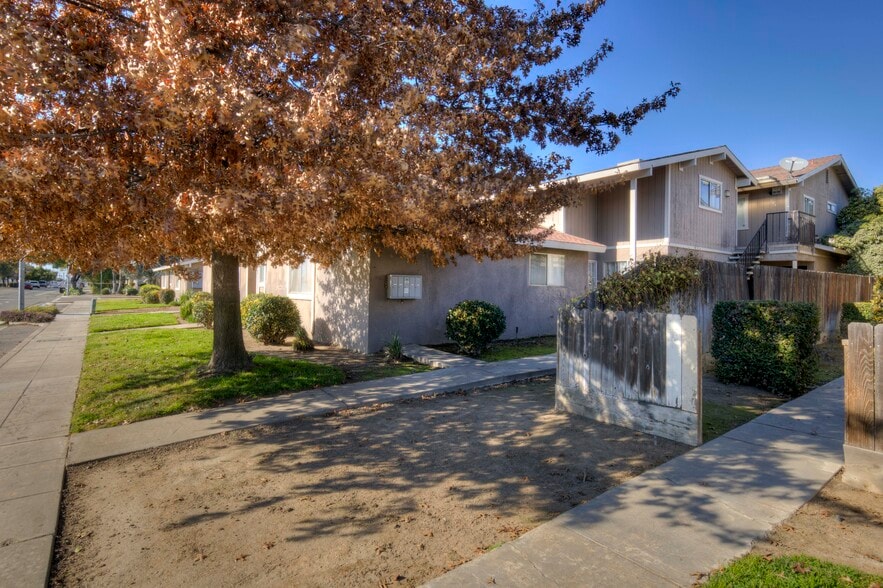 More Photos Of 581 W Ashlan Ave, Clovis Apartments For Sale