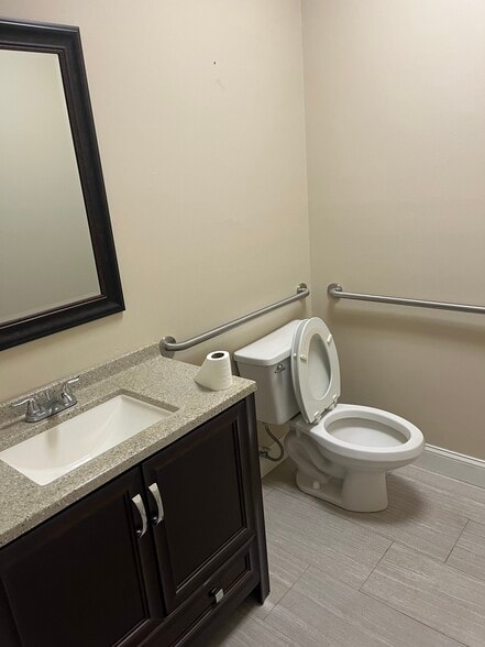 More Photos Of 859 Park Ave, Orange Park Medical For Sale