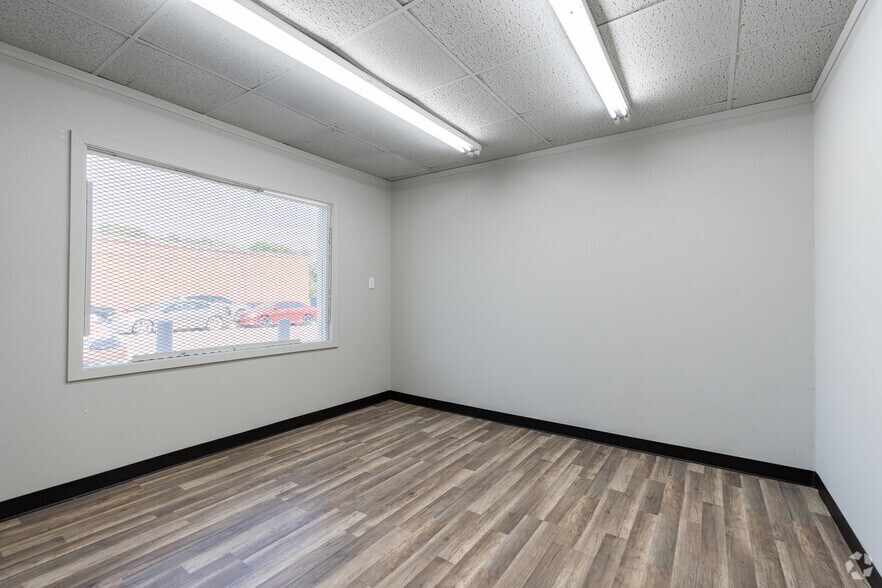 More Photos Of 3340 N Beach St, Fort Worth Showroom For Lease