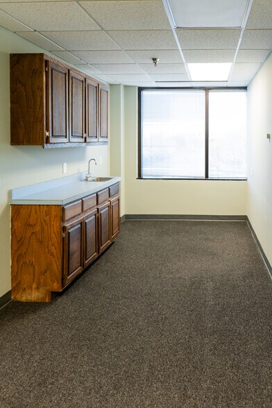 More Photos Of 407 N Cedar Ridge Dr, Duncanville Office Residential For Lease