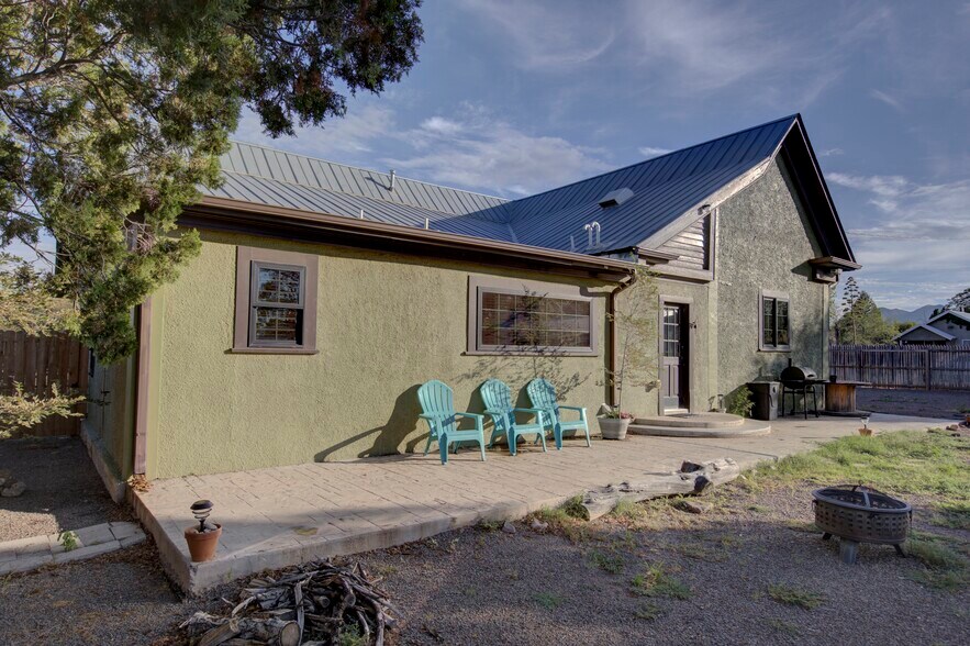 More Photos Of 405 W Avenue E, Alpine Specialty For Sale