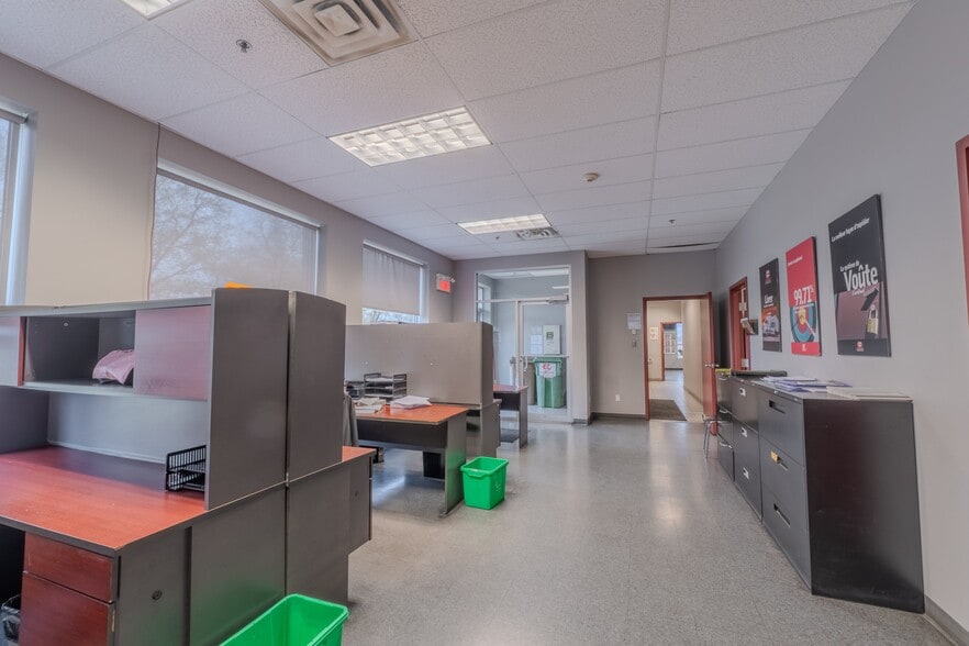 More Photos Of 13150 Boul Métropolitain E, Montréal Distribution For Sale