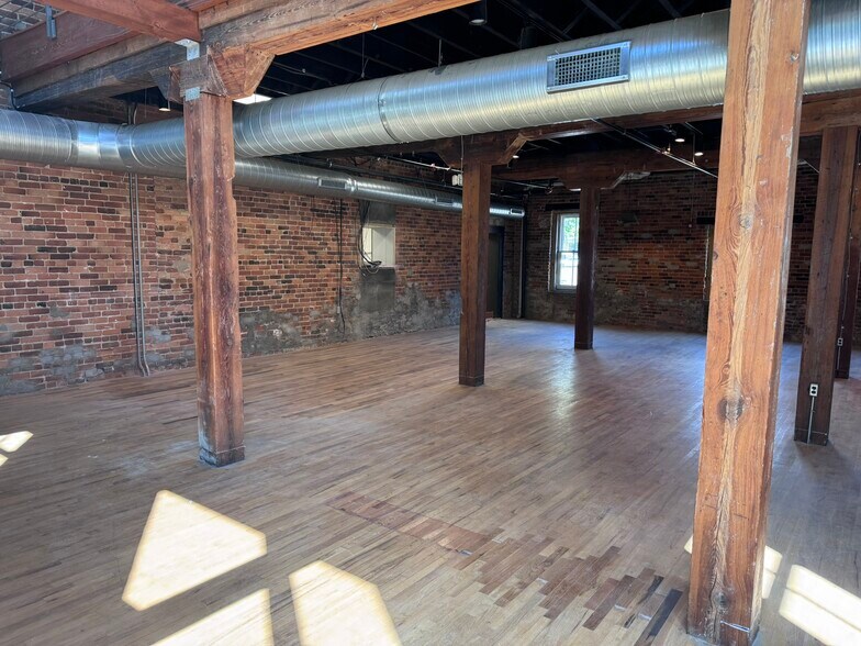 More Photos Of 106 Barnhardt St, Greensboro Freestanding For Lease